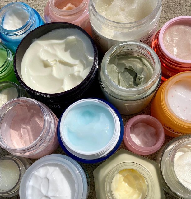 Happy #texturethursday 🌈 “Tell me you love skincare without telling me you love skincare!” 😂 

Products Featured:
🍏 laneige_us Lip Sleeping Mask in Apple Lime 
💧 vichylaboratoires Aqualia Thermal 
💖 goodhabitskin Bright Bright Baby Glow On Enzyme Mask
🥥 sheamoisture Daily Hydration Crème Sugar Scrub
💗 neutrogena Bright Boost Gel Cream
🐌 theskinhouse_official Vita Snail Cream
🤍 yvesrocherusa White Botanical Hydrating Cream
🍯 farmacybeauty Honey Halo
💦 coxir_my Ultra Hyaluronic Cream
👄 maccosmetics Lip Scrubtious in Sweet Vanilla 
🍋 laneige_kr Lip Sleeping Mask in Lemon Sorbet 
👁 algenist Complete Eye Renewal Balm
🍊 josiemaran Whipped Argan Oil in Sweet Citrus 
💚 aromatica.life Tea Tree Pore Purifying Clay Mask
💕 alyaskinaus Pink Pearl Illuminating Eye Cream
🌊 jumiso_us Waterfull Hyaluronic Acid Cream 
🌹 alyaskinca Australian Pink Clay Mask

🌈 Do you spot any of your favourites? 

#textureshot #texture #thursday #rainbowskincareseries #arainbowmoment #beautybyberrz #skincare #skin #oilyskin #skincarecollection