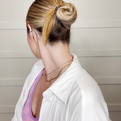 The step-by-step minimalist bun! 

The ideal look for Clean Beauty Day. Pair this hairstyle with dewy skin, a monochromatic outfit, and an "it girl" attitude.
