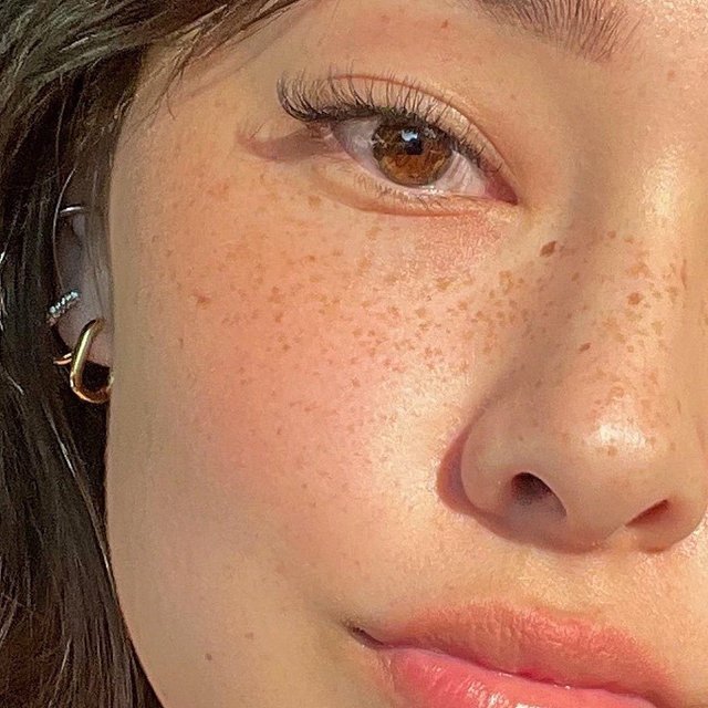 Up close & personal with #LuvAjBabe @sinspoff in our Chain Link Huggies + Pave Chain Link Huggies 🔗✨ Which huggie is your style?