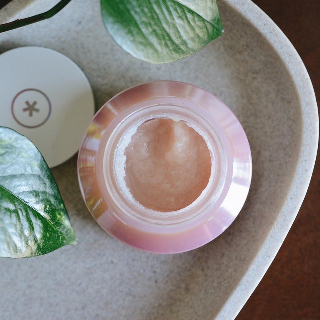 Sunday masking with the Bright Bright Baby Glow On Enzyme Mask from goodhabitskin ✨ 

It’s made with Vitamin C, pineapple, jackfruit, grapefruit seed, electric daisy and AHAs to brighten, exfoliate, and soften skin. This formula is actually pretty hydrating which I don’t find typical of AHA masks so if you have dry skin or want something to brighten, smooth, and hydrate before makeup application for this is a great option! 🍍⚡️

#goodhabitskin #glowingskin #sundayskincare #skincaretexture #textureshot #skincaretextures #skincarereview #skincarelife #skincarelove