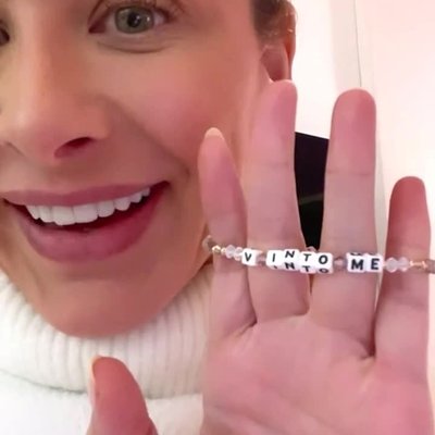 The collab we never knew we needed 💪 @LoBosworth and @AdrianaCarrig, two fab female founders, have teamed up for a Women's Month initiative! Shop the V Into Me Little Words Project bracelet by downloading our app at the link in our bio. 

25% of net proceeds will benefit @nycmammasgiveback, a network of mothers dedicated to improving the lives of NYC area moms and families experiencing homelessness and poverty.