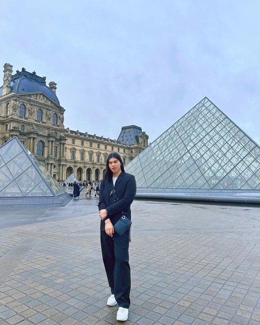 Paris, I Louvre you. 🇫🇷🙈 

I have always been enamored by museums and all the stories that they place on display, but it was such a different and surreal feeling walking the halls of the largest museum in the world. From Greek sculptures, Egyptian antiquities, the stairway presenting the Victoire de Samothrace, and to the renowned Mona Lisa by Leonardo da Vinci, it truly felt like I was walking through the history of time. Paris is indeed beautiful and its celebration of all art forms adds to its pulchritude. 🖼️🤍

#paris #france #louvre #monalisa