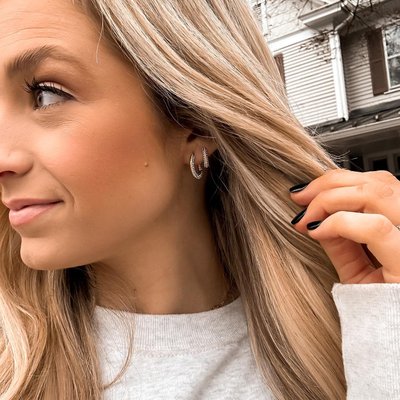 BAUBLEBAR Olympia Pavé Textured Huggie Hoop Earrings In Gold Tone - Foto 2