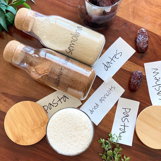 Larisa Birkmane on Instagram: "#beforeandafter 3 слайд. Вчера и сегодня занималась разбором шкафов на кухне. Некоторые полочки уже идеальные?. Наклейки делала сама - купила прозрачные лейблы @avery и на обычном принтере распечатала то, что мне было нужно. Очень довольна этим промежуточным результатом."