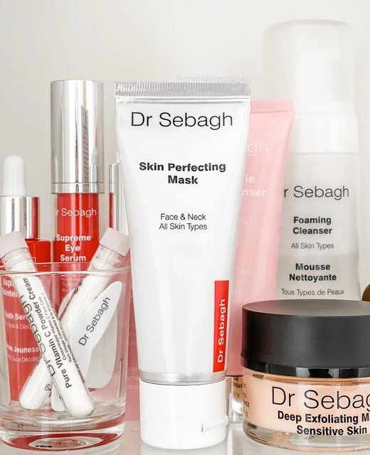 Lifting senza chirurgia plastica: creme viso effetto ritocco, nuove tecniche, rituali specifici.

Bye bye rughe e cedimenti

Le donne in cerca dell'effetto ritocchino per il proprio volto sono in aumento. 

Abbiamo chiesto agli esperti come il drsebagh come impostare la beauty routine quotidiana se la nostra ambizione è quella di un viso liftato, a prova di forza di gravità. 

Ecco quel che occorre sapere.

La soluzione consigliata? Alle mie clienti anche giovani, suggerisco cicli di trattamenti preventivi di Cosmetics avanzata di medicina estetica in grado di stimolare la naturale produzione di collagene e acido ialuronico». Prevenire, si sa, è meglio che curare.

#trattamentiviso #curadelviso #drsebagh #voguevisagebarletta #cremaviso #sieroviso #acidoialuronico #peptidi #maschereviso #visoperfetto #visopiùgiovane #antirughe #antiage #beautyroutine #skincare
