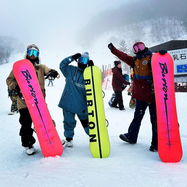 同じ板という事で話しかけてくれてありがとうございました🏂✨
わけわからないぐらい一気に友達が増え、母校の先輩・後輩×2人、そして今住んでる家からチャリで2分の距離に住んでる人にも出会う事が出来たwww
久しぶりにめっちゃ人見知りしたけど、とても良い出逢いに感謝🥹
そして、みんなスノーボードが上手いwww

#カスタムファミリー #川場スキー場 #snowboarder #burton #custom #スノーボード #ボード #バートン #カスタム #日本  #東京 #japan #tokyo #me #follow #followme