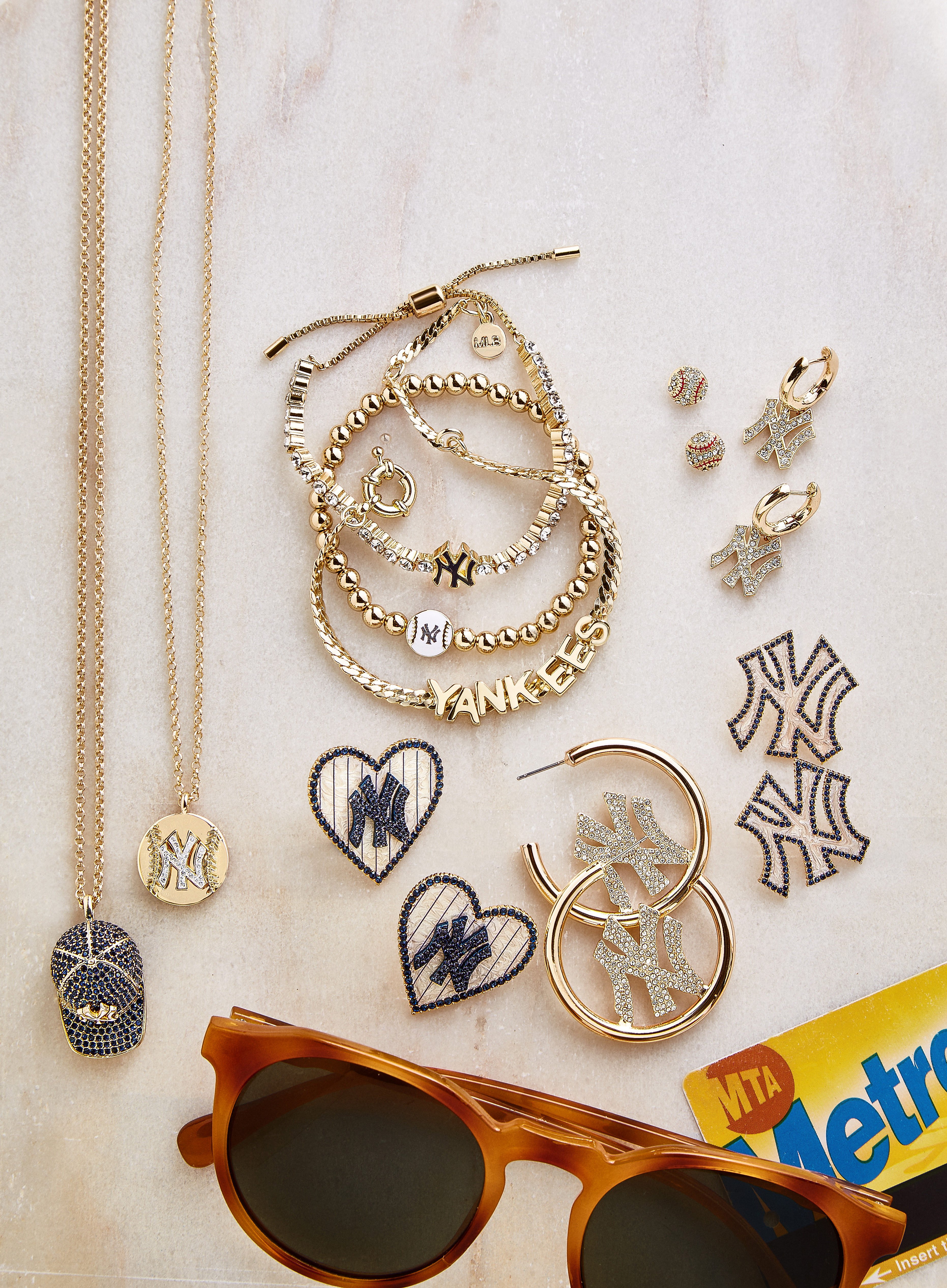 【ヤンキース公式】☆バウブルバー☆MLB Gold Logo Hoops ピアス MLB Gold Logo Hoops - New York Yankees – MLB hoop earrings