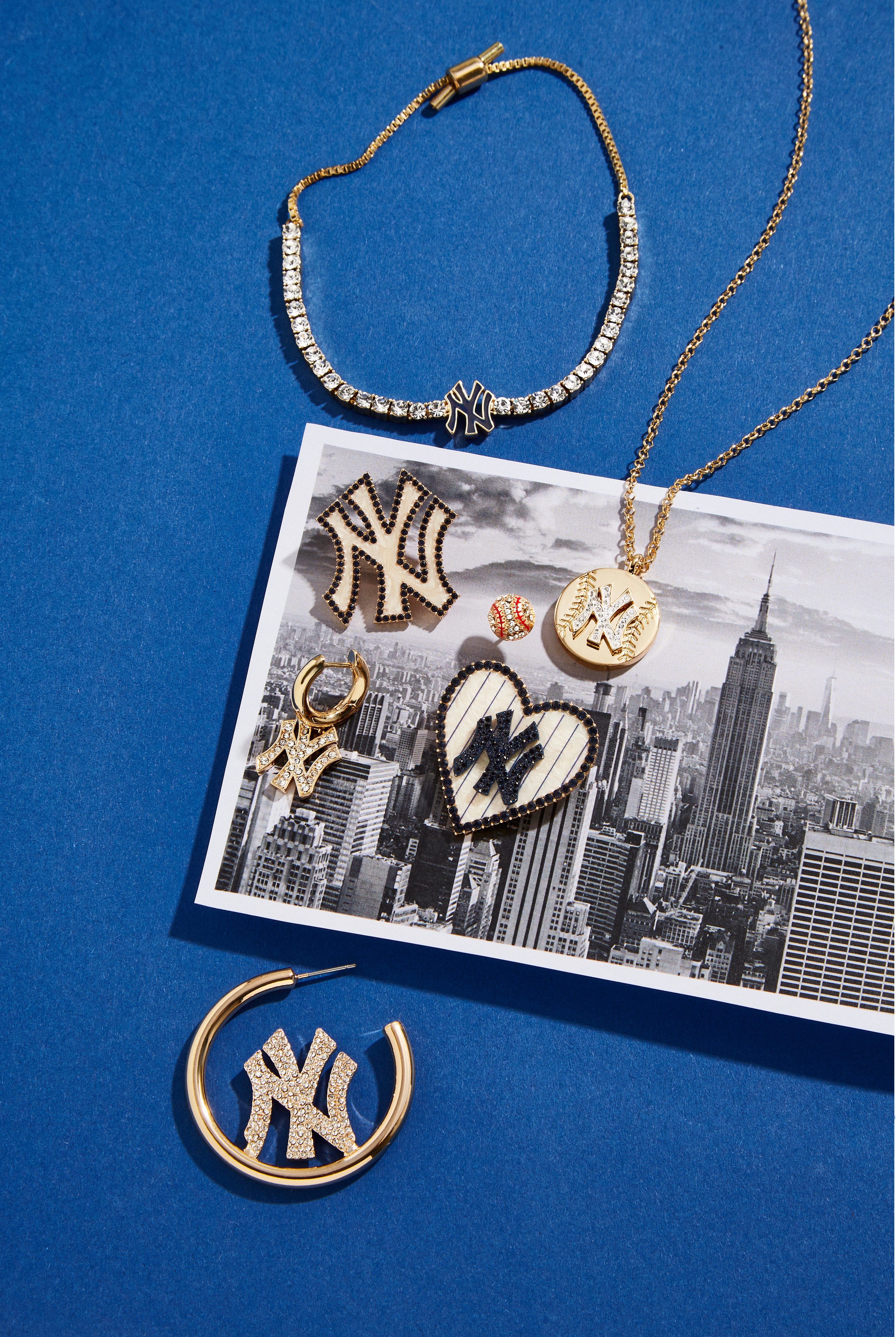 【ドジャース公式】☆バウブルバー☆MLB Gold Logo Hoops ピアス MLB Gold Logo Hoops - New York Yankees – MLB hoop earrings