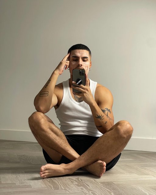 Invest in your skin. It is going to represent you for a long time. ✌🏼