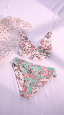 Why settle for one when you can have two looks? ✨🦋 shop our reversible paisley print bikini via our bio link. ⁠
⁠
#wiw #ootd #cutie