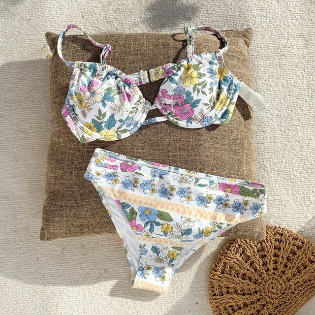 You'll be a shining star on the beach with this adorable bikini! ✨🌴
Shop via the link in bio.

#Bikini