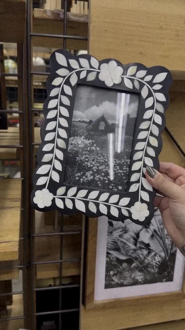 アンティークアート　60x50センチ　奥行き約3センチ　アメリカ製 Antique Brass Hinged Triple Picture Frame - World Market