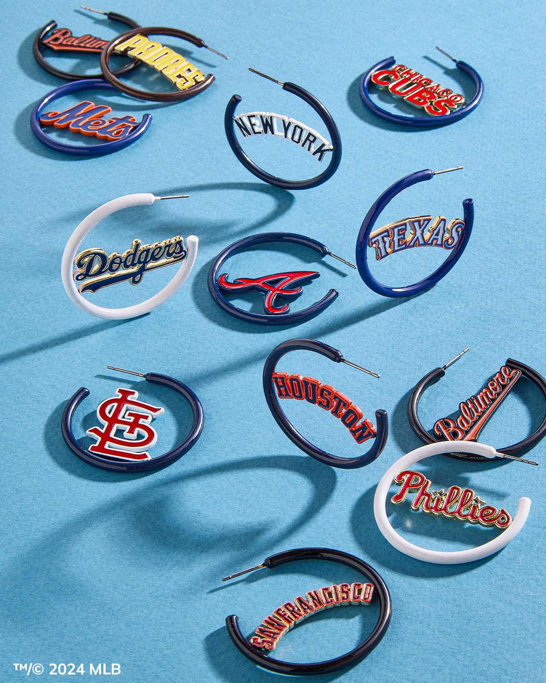 ☆Baublebar☆LAドジャース ロゴフープピアス 青 x 白 WEAR By Erin Andrews x BaubleBar Los Angeles Dodgers Enamel