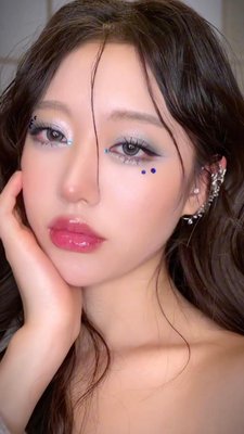 LES COUPS DE CŒUR DE JESSICA 🧜‍♀️ Jessica Joo, ou @jooshica pour les fanas de beauté, nous en met plein la vue avec ce maquillage de sirène d’inspiration K-Pop réalisé en utilisant les produits ci-dessous. Le 6 mars à 19 h, joignez-vous à Jessica pour une soirée de shopping sous le signe de la beauté printanière au magasin Holt Renfrew de la rue Bloor! Cliquez sur le lien dans la bio pour magasiner les coups de cœur de Jessica!

yeux :
@cledepeaubeaute Palette ombres couleurs quadri – recharge dans la teinte no 11 Azure Blue Sea
@yslbeauty Mascara résistant à l’eau Lash Clash volume extrême

peau :
@giorgioarmani Fluide sublimateur d’éclat Fluid Sheer dans la teinte no 2
@diorbeauty Enluminateur illuminatrice Dior Forever Couture
@givenchybeauty Fond de teint sublimateur de peau Prisme libre dans la teinte no 4 – C305
@givenchybeauty Correcteur Prisme Libre Skin-Caring dans la teinte N80
@charlottetilbury Touche d’éclat facile Hollywood Beauty Light Wand
@diorbeauty Blush poudre couleur longue tenue Rouge Blush

lèvres :
@givenchybeauty Baume liquide Rose Perfecto dans la teinte no 11 Black Pink
@guerlain KissKiss Bee Glow Huile à lèvres infusée en miel dans la teinte no 458 Pop Rose Glow”	

JESSICA’S PICKS 🧜‍♀️ Jessica Joo, or @jooshica as beautyheads know her, went all K-Pop on us with this mermaid-inspired makeup look created using the products below. Come join Jessica for a special shopping night of Spring beauty at Holt Renfrew Bloor Street on March 6 at 7pm! Click the link in bio to shop Jessica’s picks!

eyes:
@cledepeaubeaute Eye Colour Quad Refill in #11 Azure Blue Sea
@yslbeauty Lash Clash Extreme Volume Waterproof Mascara

skin:
@giorgioarmani Fluid Sheer Glow Enhancer in 2 
@diorbeauty Forever Glow Maximizer Longwear Liquid Highlighter
@givenchybeauty Prisme Libre Skin-Caring Glow Foundation in 4 – C305 
@givenchybeauty Prisme Libre Skin-Caring 24H Hydrating & Correcting Multi-Use Concealer in N80
@charlottetilbury Hollywood Beauty Light Wand
@diorbeauty Dior Rouge Blush

lips: 
@givenchybeauty Le Rose Perfecto Liquid Balm in No11 Black Pink
@guerlain KissKiss Bee Glow Honey-Infused Lip Oil in 458 Pop Rose Glow