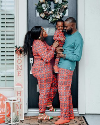 Decked in Plaid and Full of Giggles🎄❤️❤️// Merry Christmas from my family to yours 😍
.
Welcome to the chronicles of the Ades cozy christmas in matching  PJs👨‍👩‍👦😍 #family#merrychristmas#love#laughter#cozychristmas#matchingpjs