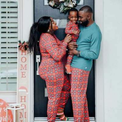 Decked in Plaid and Full of Giggles🎄❤️❤️// Merry Christmas from my family to yours 😍
.
Welcome to the chronicles of the Ades cozy christmas in matching  PJs👨👩👦😍 #family#merrychristmas#love#laughter#cozychristmas#matchingpjs