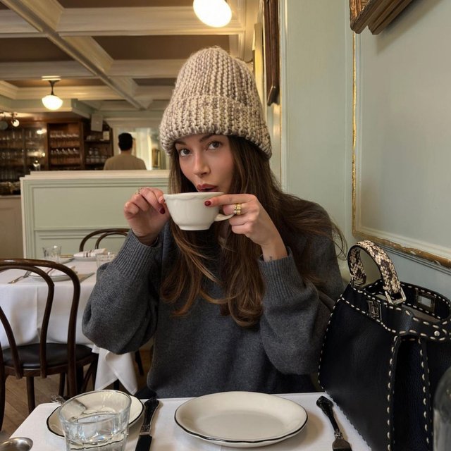 Merry Christmas Eve! @jourdansloane cozy in our wool v neck sweater