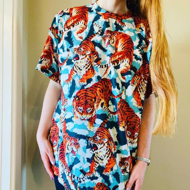 ✨The Tiger Planet Big Tee✨

jL always loved Japanese art – and as with everything jL loved, he made a point of being very knowledgeable about it. Swipe to the end to watch jL talking about the reason tigers tend to look quite unique in traditional Japanese art 🐅 

The inspiration for this print was two-fold: recreating that style, and giving jL (and Sharkies) a chance to replicate Bruce Willis’s look from the movie 12 Monkeys. The “Big Tee” style was also a jL fave – in fact, it is known as the “James Tee” around BMHQ, as he developed it alongside the Product Development team with (we strongly suspect) his personal taste for tee shapes in mind.

This tee will be available to shop as part of our jL's Fave Tees mini collection on Tues 30th April, 9am AEST 🖤 To read more about the collection, head to our blog via the link in our bio. 

Our Sharkie community plays a huge part in jL's story and we would love for you to share with us any pics you have rockin' this shirt from when you've raided jL's wardrobe in the 