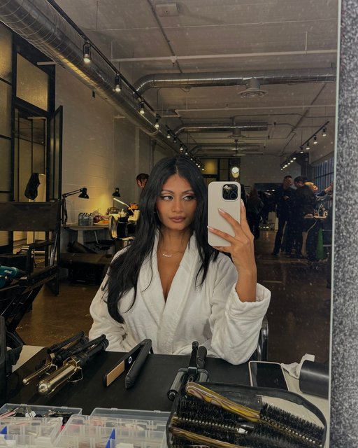 LOOK DE MI-SEMAINE 🤩 Qui dit mercredi, dit début des préparatifs du week-end. Ainsi, rien de tel qu’une idée de maquillage doux et chic. Inspirez-vous de @lavishkrish qui crée un look des plus élégants, et ce, en toute simplicité. Cliquez sur le lien dans la bio pour découvrir et magasiner! 
	
MID-WEEK INSPO 🤩 Wednesday's mean we can start dreaming of our weekend plans, and what better way to be inspired than with a soft glam makeup moment? Take a tip or two from @lavishkrish, who achieves this elegant look with ease. Click the link in bio to read and shop!