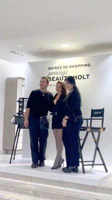 SOIRÉES DE SHOPPING 🛍️ La semaine dernière se déroulaient nos soirées de shopping Anthologie beauté Holt du printemps 2024! De Sean Anthony avec @bobbibrown et Emy-Jade Greaves qui s’est adressée à l’équipe @guerlain à Montréal, à Krishna Patel qui a parlé de son amour pour les produits @charlottetilbury à Vancouver, ce fut des soirées emballantes ou les participantes se sont mises en beauté et ont perfectionné leurs connaissances. JJ, Segan et Rachel ont également professé leur amour pour @tomfordbeauty et confié leurs secrets beauté aux personnes présentes. Cliquez sur le lien dans la bio pour magasiner les offres de l’Anthologie beauté Holt!

SHOPPING NIGHTS 🛍️ Last week we hosted our Spring 2024 Holts Beauty Edit Shopping Nights! From Sean Anthony with @bobbibrown, Emy-Jade speaking to @guerlain in Montreal and Krishna loving on @charlottetilbury in Vancouver, folks got beauty happy and learned a new skill or two to boot. JJ, Segan and Rachel also shared their love @tomfordbeauty and let customers in on their best beauty secrets. Click the link in bio to shop our Holts Beauty Edit offers!