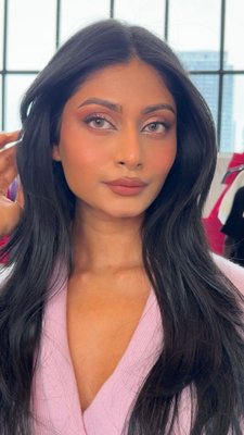 LES COUPS DE CŒUR DE KRISHNA 💕 La magnifique Krishna Patel (alias @lavishkrish) crée ici un maquillage envoûtant qui met en valeur ses yeux perçants à l’aide des produits ci-dessous. Cliquez sur le lien dans la bio pour magasiner les coups de cœur de Krishna!

yeux :
@augustinusbader Les Patchs Contour Des Yeux
@guerlain Brow G Crayon sourcils Haute précision & longue tenue, nuance 03 Medium Brown
@charlottetilbury Palette Bigger Brighter Eyes, nuance Exagger-eyes
@tomfordbeauty Stylo définition regard, nuance Deeper 
@charlottetilbury Duo de ligneurs Hollywood Exagger-Eyes
@yslbeauty Mascara résistant à l’eau Lash Clash volume extrême

peau :
@charlottetilbury Fond de teint Charlotte’s Beautiful Skin, nuance 9 Neutral
@givenchybeauty Correcteur Prisme Libre Skin-Caring, nuance N312
@giorgioarmani Correcteur de teint éclat Luminous Silk, nuance 14
@westmanatelier Fard à joues en bâton Baby Cheeks, nuance Poppet
@guccibeauty Blush de beauté, nuance 03 Radiant Pink
@givenchybeauty Poudre libre Prisme Libre, nuance 03 Voile Rosé
@charlottetilbury Atomiseur fixant Airbrush Flawless

lèvres : 
@charlottetilbury Crayon à lèvres Lip Cheat, nuance Foxy Brown
@diorbeauty Rouge à lèvres liquide sans transfert Rouge Dior Forever Liquid, nuance  820 Forever Unique 

cheveux :
@oribe Spray modelant Très Set
	
KRISHNA’S PICKS 💕 The gorge Krishna Patel (aka @lavishkrish) loves creating smouldering beauty looks to spotlight her piercing eyes—and she used the products below to set them off. Click the link in bio to shop Krishna’s picks!