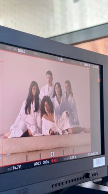 BEAUTÉ AU CARRÉ 💋 Allez-y! Le moment est tout indiqué pour vous amuser avec les mises en beauté. Les créateurs de contenu @lavishkrish, @emyjade.g, @jooshica, @the_brooksbrother et @sambinaa vous proposent des inspirations beauté printanières ludiques et expérimentales. Cliquez sur le lien dans la bio pour découvrir et magasiner!	

BTS BEAUTY 💋 What are you waiting for? There’s no time like now to get playful with beauty. Content creators @lavishkrish, @emyjade.g, @jooshica, @the_brooksbrother, and @sambinaa offer up some Spring-inspired beauty inspo by playing with makeup and getting experimental. Click the link in bio to read and shop!