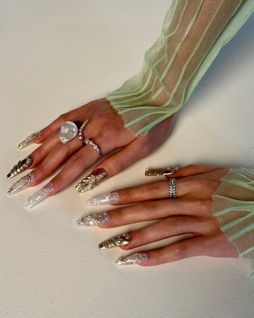 SUIVEZ LA TENDANCE 💅 @jooshica arbore ici une abracadabrante manucure @yunajess.ica qu’il ne reste qu’à accessoiriser pour un look des plus éclatants. Cliquez sur le lien dans la bio pour découvrir et magasiner!	

TRENDY TIPS 💅 @jooshica shows off an OTT mani by @yunajess.ica that just begs for accessories to amplify the glam look. Click the link in bio to read and shop!