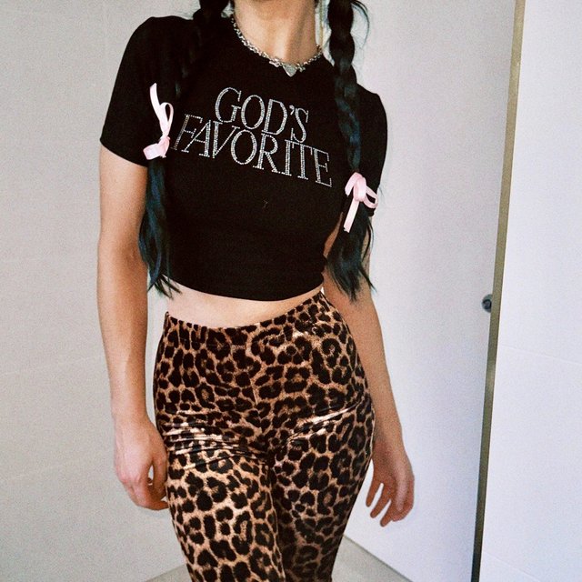It's giving ✨rawr XD✨ 

Wear these fierce flares with a cute baby tee (like Sami) or a silky colour blocked blouse for a stylish lil fit 💅 Tap to shop.

Sam is wearing a size extra small (XS). 

@fivebyfive__ #blackmilkclothing #blackmilk #bmclawsoutvelvethwflarepants