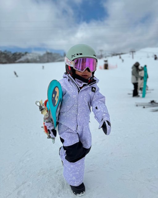 えまお気に入りのパープルのウェア♡
#burton
#burtonjapan 
#burtonsnowboards 
#スノーボード
#スノーボードキッズ
#3歳
burtonjapan 
burton 
burtonsnowboards 
takasu_snowpark 
sidecarsnowsurf 
anonopticsjapan