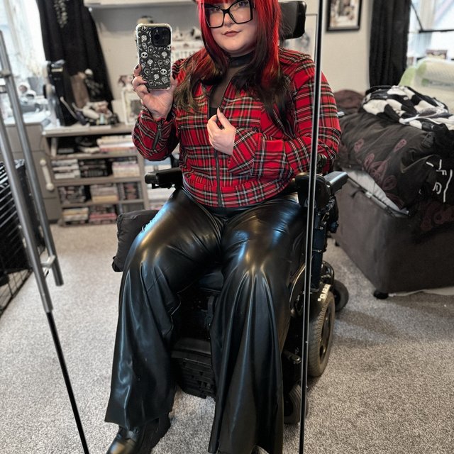 I love rock 'n' roll so put another dime in the jukebox baby! 🤘 How slay is this fit styled by the incredible @abisgothwheels ✨

🖤 Abi wears a size 20 in the Tartan Rouge Cropped Buckle Jacket and XXL in the Roamer Warm Wide Leg Pants. 

#blackmilk #blackmilkclothing #bmroamerwarmwidelegpants #bmtartanrougecroppedbucklejacket