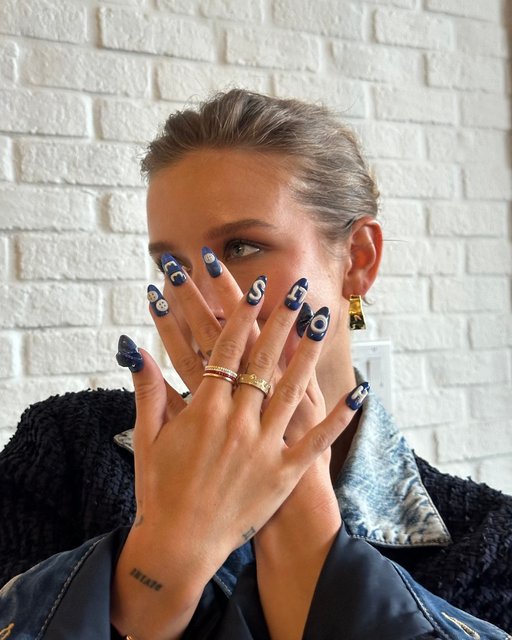 DU BOUT DES ONGLES 💅 @emyjade.g arbore une incroyable manucure signée Holt! Voilà le complément parfait de toute tenue. Cliquez sur le lien dans la bio pour découvrir et magasiner!	

NAILED IT 💅 @emyjade.g rocks a Holts mani like none other! We say, it's the perfect accessory for every look. Click the link in bio to read and shop!