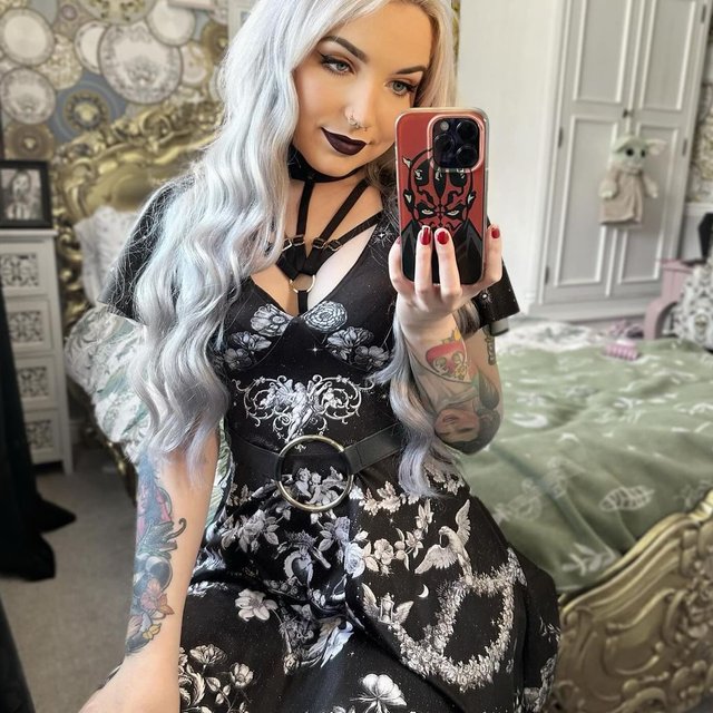 Here's one for the true romantics out there 🖤

What's more heavenly than embracing your skeletal lover under the watchful eye of some chubby Cupids? I'll wait...

Megan is wearing a size small (S).

@meganalicerose #blackmilk #blackmilkclothing #bmromancingdeathriomarilyndress