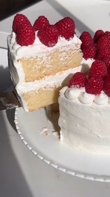 Happiness is... the perfect 4 ingredient cake to WOW your guests 😍🤫 @colessupermarkets have just the hack to entertaining this Spring 🎂 Shop the ingredients in-store now
