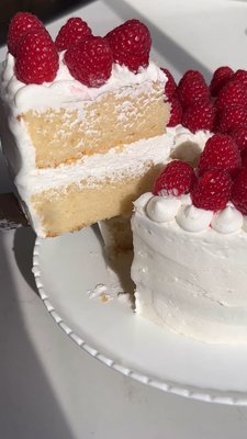 Happiness is... the perfect 4 ingredient cake to WOW your guests 😍🤫 @colessupermarkets have just the hack to entertaining this Spring 🎂 Shop the ingredients in-store now