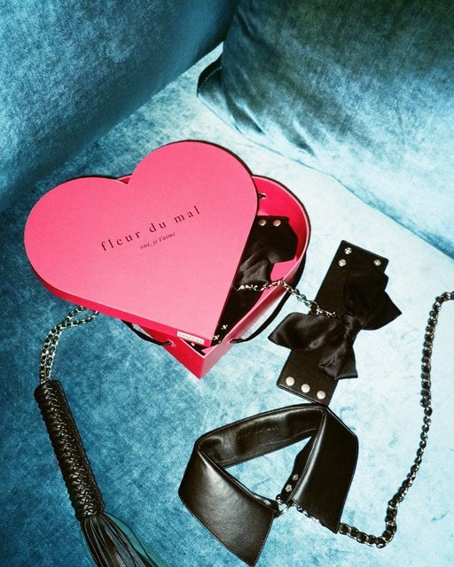 Locked in your heart-shaped box 🖤

Gift it good with our signature heart-shaped gift box (save yours as a goodie box for later) #taptoshop