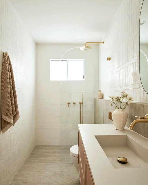 @theycreative_ add the Polina vessel to their styling arsenal as well as this gorgeous bathroom project 💐 now 50% off while we have Absolutely Everything On Sale!

#styletosell #interiordesign #homedecor