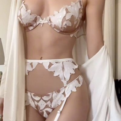 We love the way you Lily 🤍 the often-imitated, never-duplicated, best-selling set from Fleur, in sizes up to 40G
The ethereal @kenziekayfashion styles our Angel Sleeve Robe & Lily Embroidery set 🪽#taptoshop