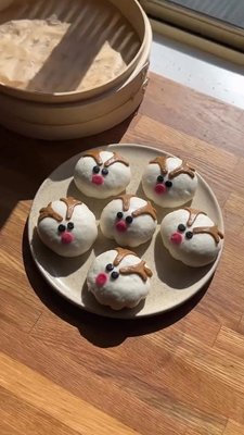 Add a dash of festive fun to your holiday table ✨ These Reindeer Bao Buns come together in only 10 minutes and are the perfect Christmas treat🎄Pick up a box (or two) today from @colessupermarkets 💝