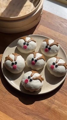 Add a dash of festive fun to your holiday table ✨ These Reindeer Bao Buns come together in only 10 minutes and are the perfect Christmas treat🎄Pick up a box (or two) today from @colessupermarkets 💝