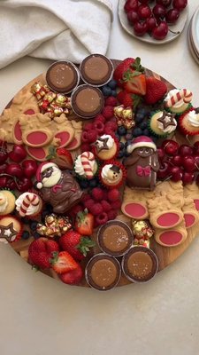 Move out of the way cheeseboard... This year we are all about the sweets! 🍫😍 Grab everything you need from @colessupermarkets to create this mouth-watering festive spread 💫