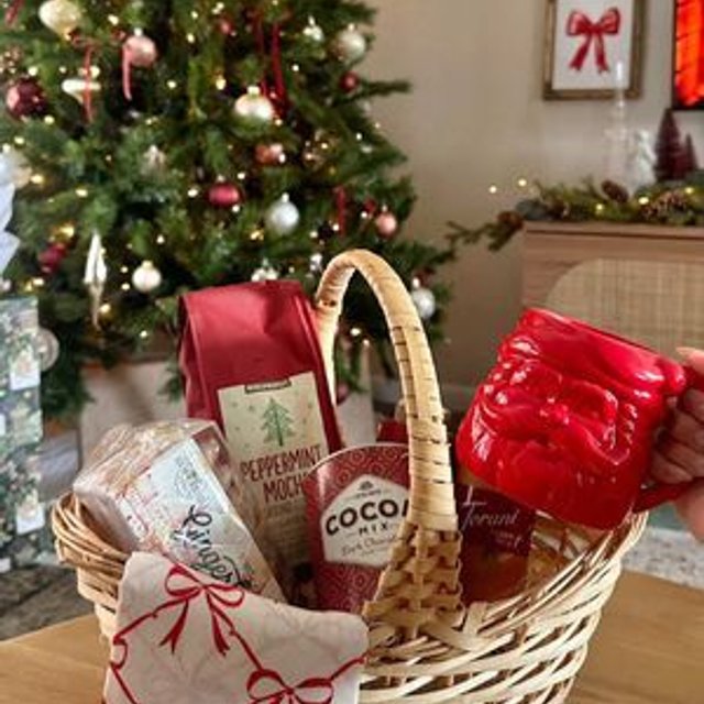 Decorating a Basket for Christmas: Festive DIY Ideas