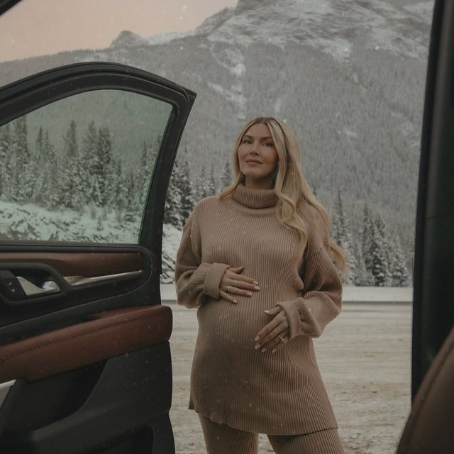 The most wonderful time of the year deserves the coziest travel fit ✨🤎 Where are you spending the holidays?
#momtobe #pregnancystyle #maternitystyle #knit #cozy #holidayseason #holidaytravel