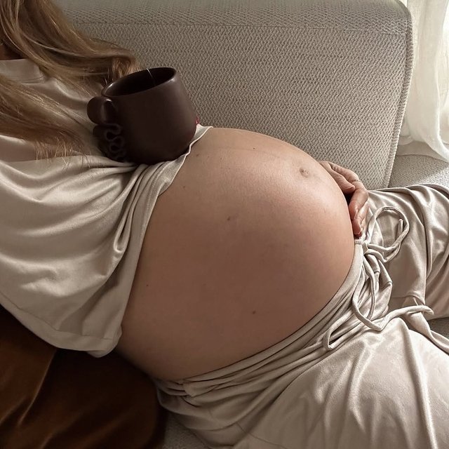 Pregnancy priority: cozy over everything ✨ Our buttery soft cloud-like styles will have you wanting one in every shade
#loungewear #pjs #cozy #pregnancy