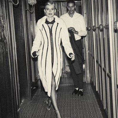 No photos, please *poses*
Pretending to hate the attention in the Diana Faux Shearling 📸 #taptoshop