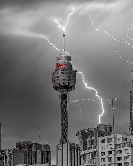 Intense thunderstorm over Sydney last night. Lightning dramatically illuminates the iconic Sydney Tower Eye against a moody gray sky, showcasing the raw power of nature 🌩️
#sydney #sydneytowereye #Nsw