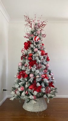 Holiday magic starts with the perfect tree🎄We're getting serious pink and red inspo from @richelletownsend 🩷 Discover more holiday magic at the link in our bio ✨